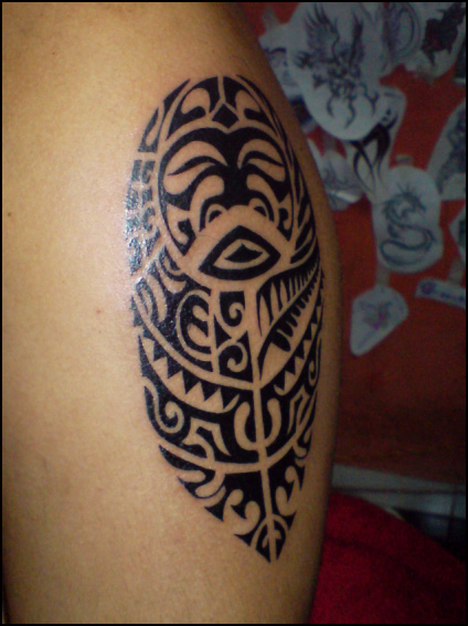The ancient Maori men usually wore ta moko tattoo arts on their faces,